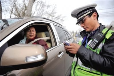 藏历新年临近 拉萨交警严查酒驾以及无证驾驶等