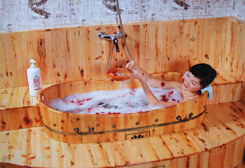 沐浴古典木桶浴缸 享受柔美卫浴